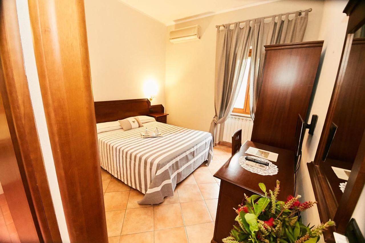 Hotel Vulci Монталто ди Кастро Екстериор снимка